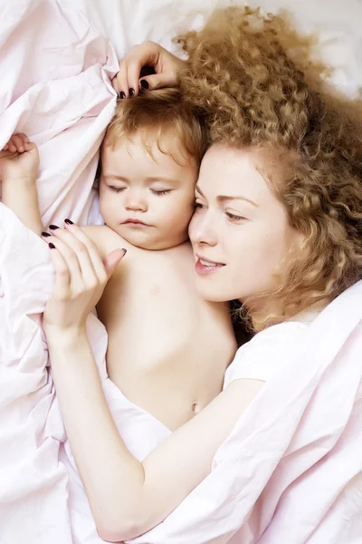 Madre dormire con bambino — Foto Stock