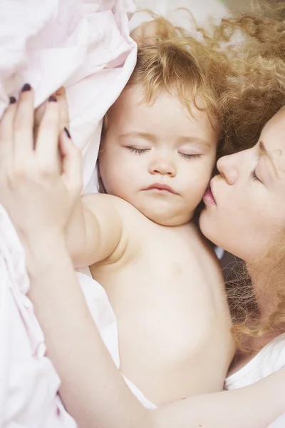 Mutter küsst Baby — Stockfoto