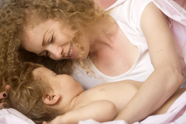 Madre sorridente al bambino — Foto Stock