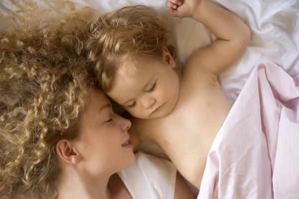 Мама с ребенком спит — стоковое фото