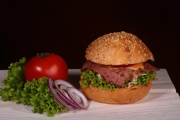 Burger i warzywa — Zdjęcie stockowe