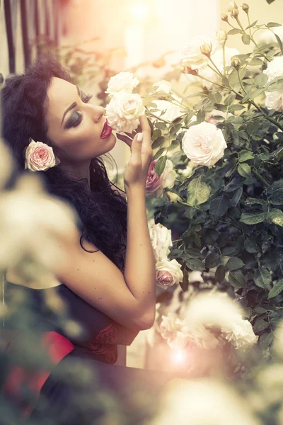 Przetargowej youn kobieta zapachu róży kwiat — Zdjęcie stockowe