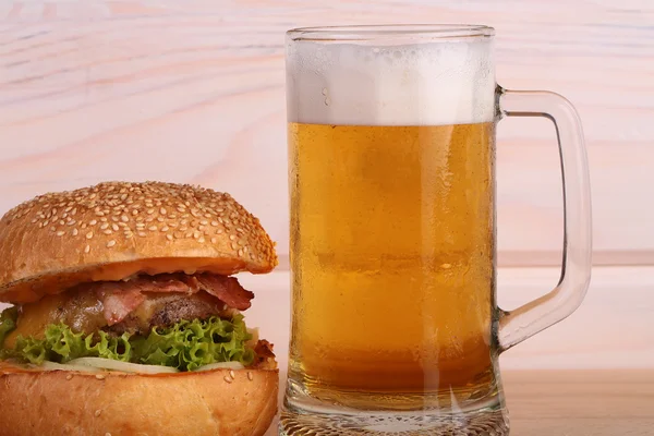 Cerveza con hamburguesa — Foto de Stock