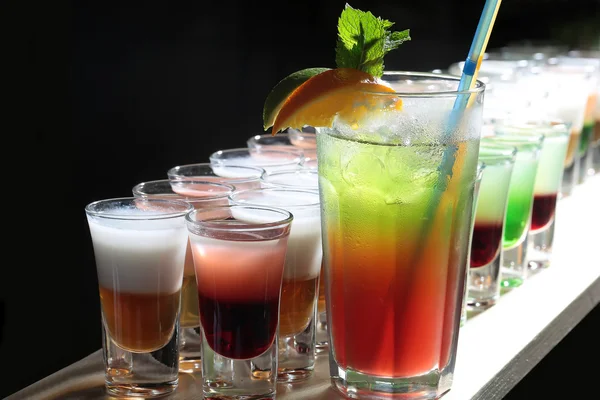 Viele alkoholische Cocktails — Stockfoto