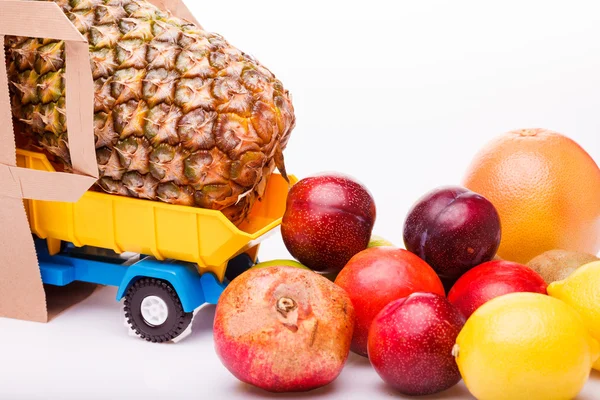 Fruta tropical no caminhão com pacote — Fotografia de Stock