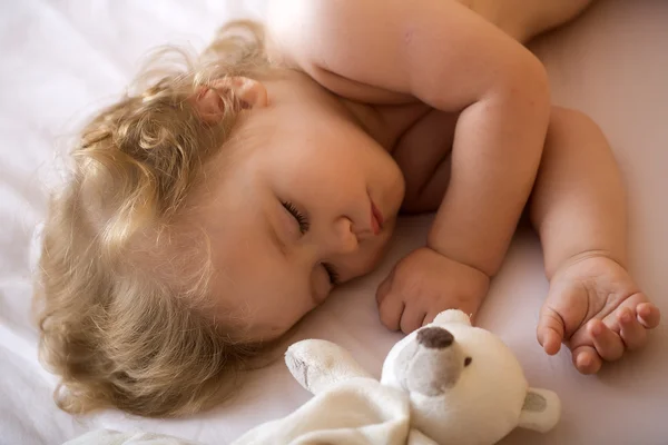 Menino dormindo com brinquedo — Fotografia de Stock