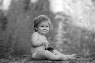 hareket eden telefon ile oynayan bebek