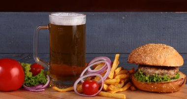 Bira hamburger ve patates kızartması