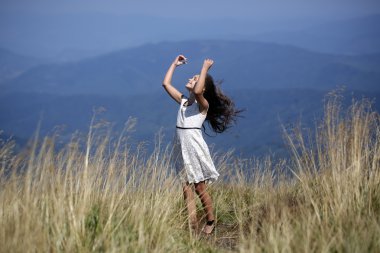 alanda güzel bir kız