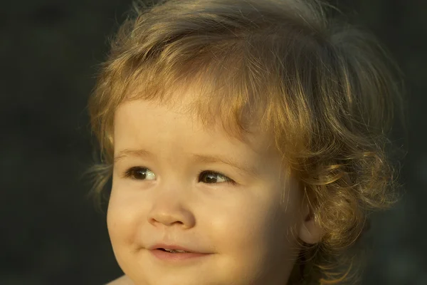 Portret dziecka słoneczny dzień — Zdjęcie stockowe