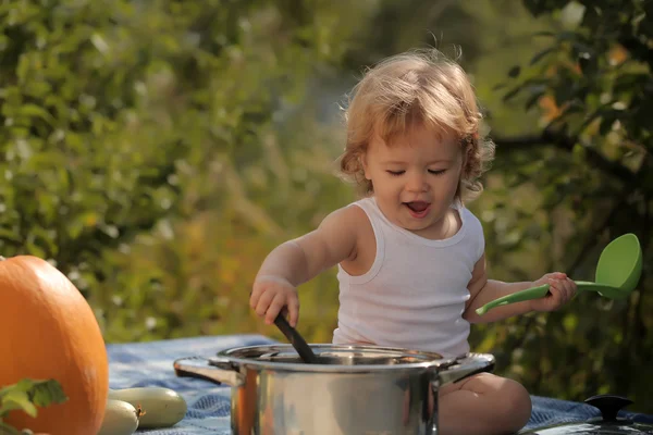 Funny baby pojke med grönsaker — Stockfoto