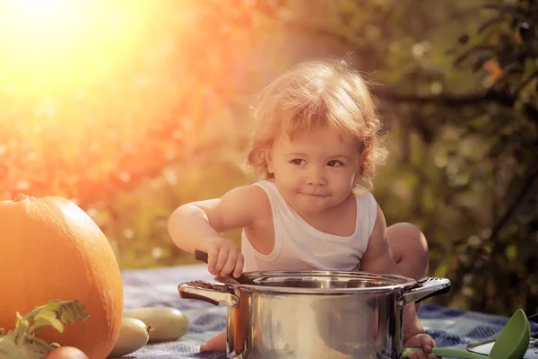 Funny baby pojke med grönsaker — Stockfoto