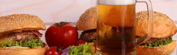 Beer and burger — Stock Photo, Image