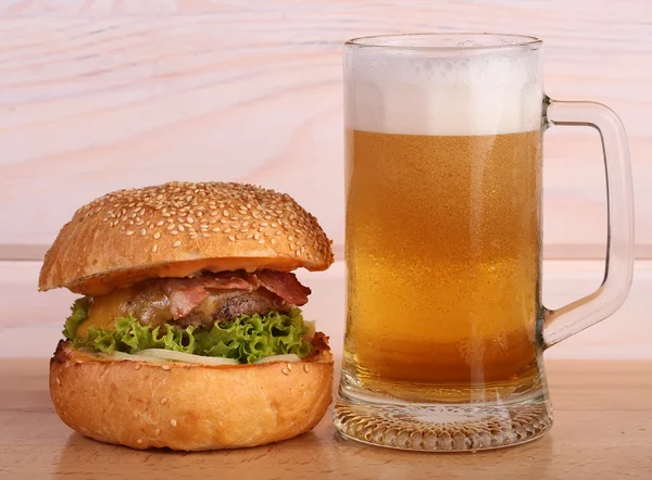 Cerveza y hamburguesa — Foto de Stock