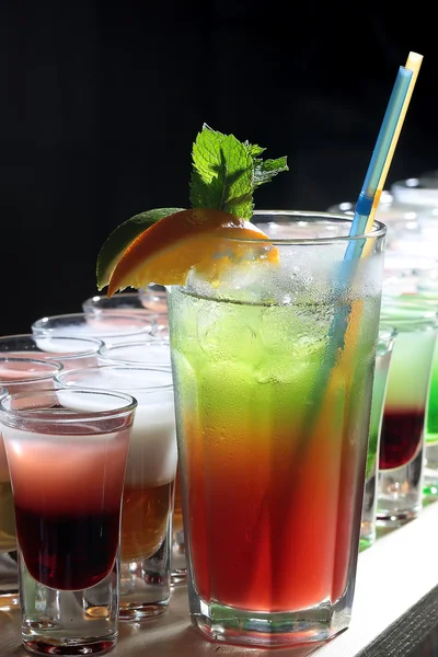 Viele alkoholische Cocktails — Stockfoto