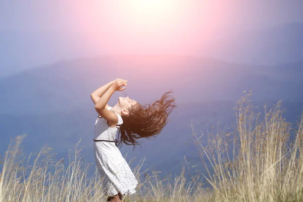 Linda chica en el campo — Foto de Stock