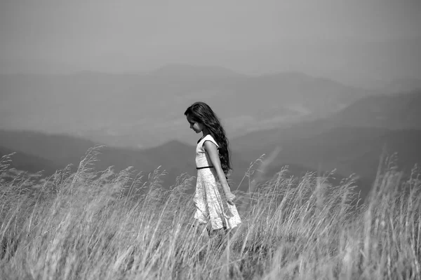 Young girl in valley — Stock Photo, Image