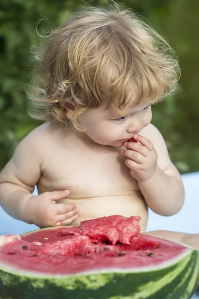 Menino degustação melancia — Fotografia de Stock