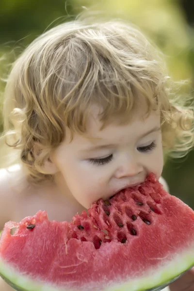 Pojken äta vattenmelon — Stockfoto