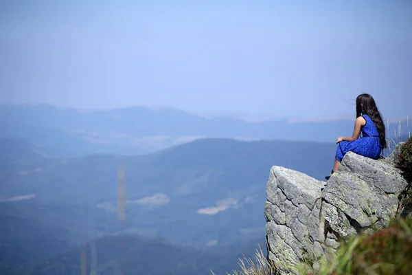 Chica reflexiva en las montañas — Foto de Stock