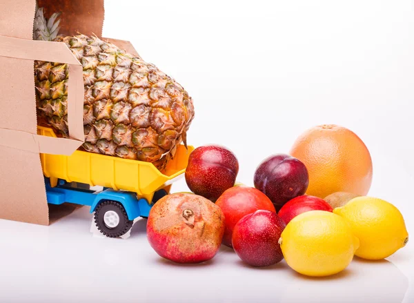 Fruta tropical en camión con paquete — Foto de Stock
