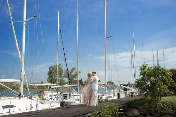 Pareja de boda en bahía — Foto de Stock