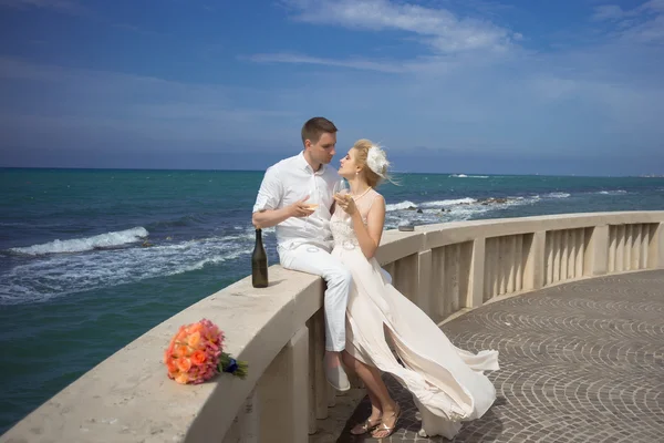 Pareja de boda en terraza — Foto de Stock