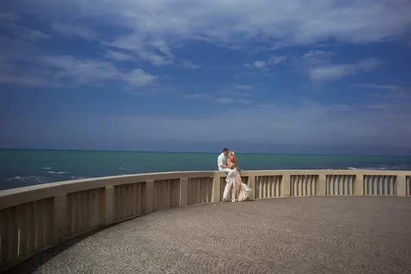 Pareja de boda en terraza — Foto de Stock