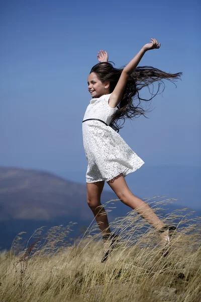 Χαριτωμένο κορίτσι στα βουνά — Φωτογραφία Αρχείου