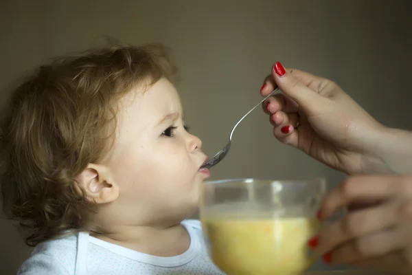 Mooi kind jongen eten van soep — Stockfoto