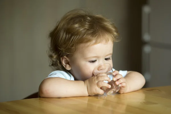 小さなかわいい子少年水を飲む — ストック写真