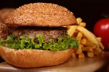 Burger pirzola ve patates kızartması ile