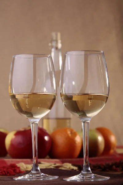 Par de vasos con botella y frutas — Foto de Stock