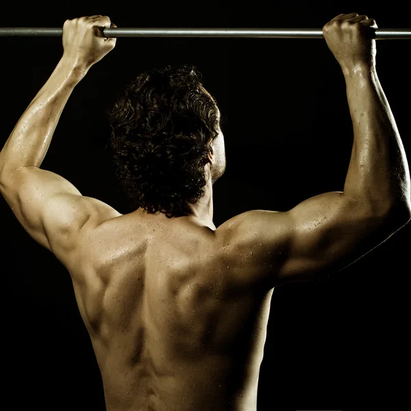 Sexy man doing chin-ups — ストック写真