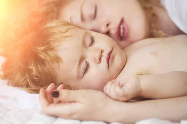 Mother sleeping with baby — Stock Photo, Image