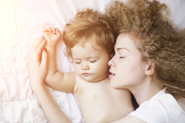 Mother embracing baby — Stock Photo, Image