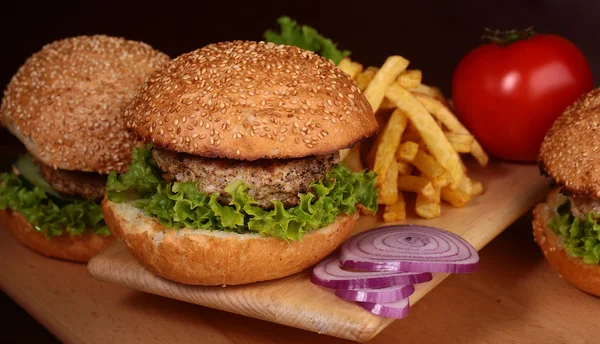 Hamburger con costoletta e patatine fritte — Foto Stock