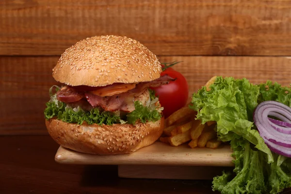 Un hamburger grande e gustoso — Foto Stock