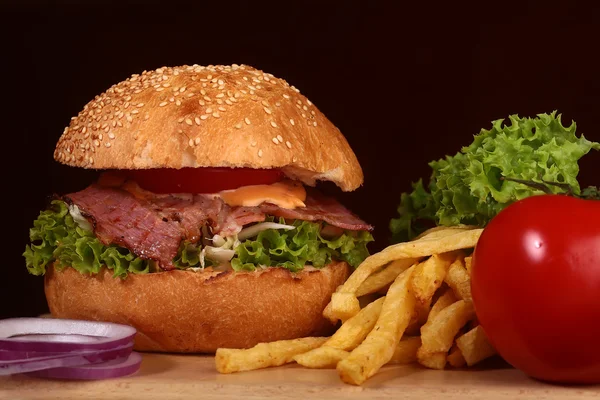 En big tasty burger — Stockfoto