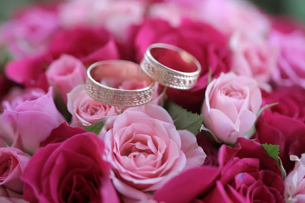 Ramo de rosas y anillos — Foto de Stock