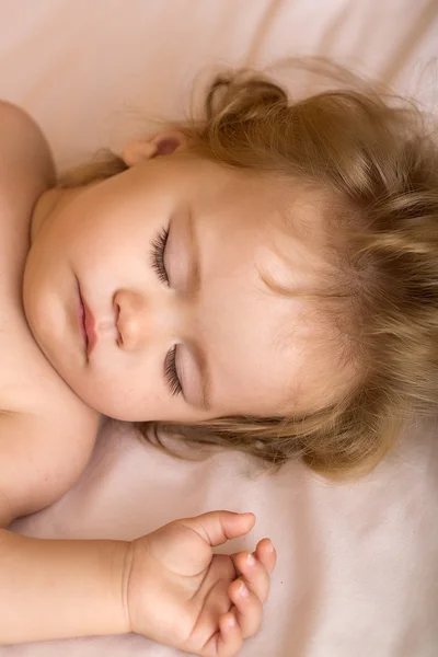 Doce bebê na cama — Fotografia de Stock