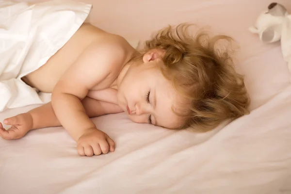 Сладкий ребенок в постели — стоковое фото