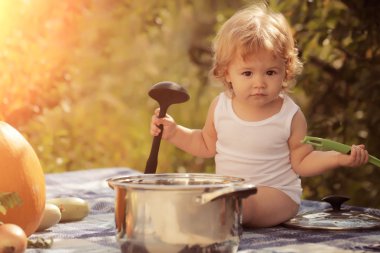 Küçük çocuk piknik