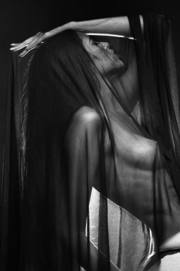 Kadın siyah kumaş ile