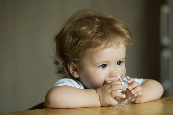 Menino criança água potável — Fotografia de Stock
