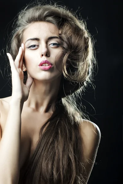 Mujer con corte de pelo elegante —  Fotos de Stock