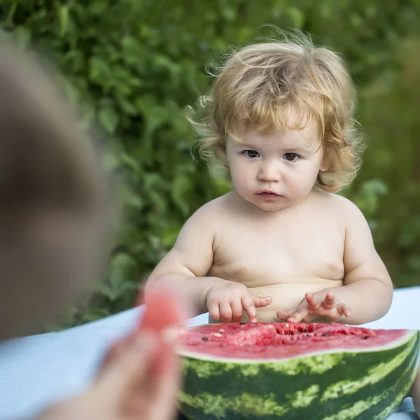 Menino pequeno com melancia — Fotografia de Stock
