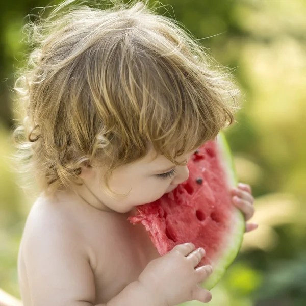 Pojken äta vattenmelon — Stockfoto