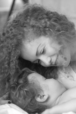 Anne gülümseyen bebek için