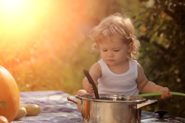 Küçük çocuk piknik